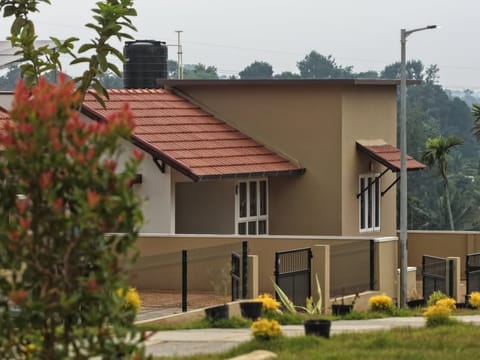 ബാക്കിയുള്ള 38 വീടുകളും ഇന്നു കൈമാറുന്നതോടെ ഒന്നാം ഘട്ടത്തിലെ മുഴുവൻ വീടും കൈമാറിക്കഴിയും.