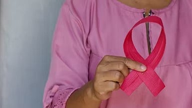 Breast cancer survivors usually suffer lymphatic pain in the ipsilateral body or upper limb, and pharmacological approaches are not effective for lymphatic pain. (Unsplash)