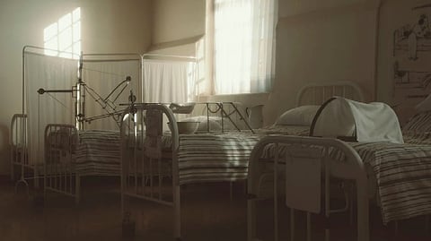 In a significant decision, the Madhya Pradesh health department has cancelled the license of Bhopal Hospital Multi specialty Trauma Centre in Berasia after a high-risk pregnant woman, 33, from Mengipura lost her life under tragic circumstances.