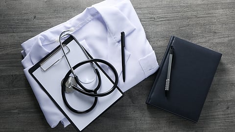 NCRDC validated the remuneration of 4.4 lakh rupees to the husband of the 26 year old who passed away due to septicemia and shock following gallbladder surgery. (Freepik)