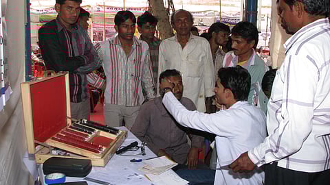 The top symptoms include redness, itching, swelling, watery discharge and a gritty sensation in the eyes.