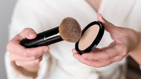 Close-up makeup powder