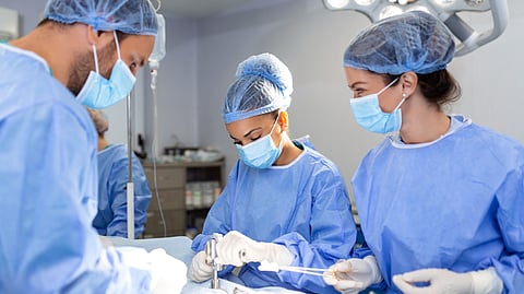Image of doctors doing an operation in an OT.