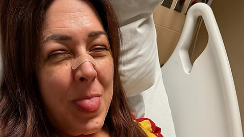 An image of Carnie Wilson on her hospital bed posing for a selfie.