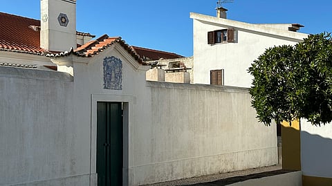 Image of a white house in a good locality.