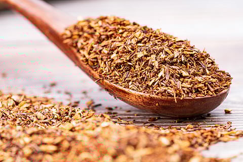 An image of rooibos tea on a wooden spoon.