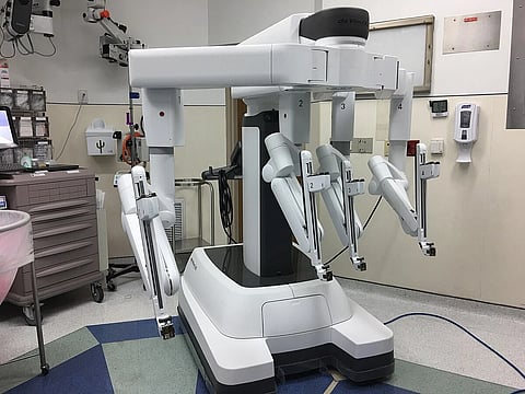 Picture of 'New_Da_Vinci_Xi'robotic system placed in an operation theatre.