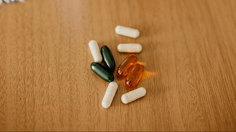 Image of Vitamin B3 supplements on a wooden table.
