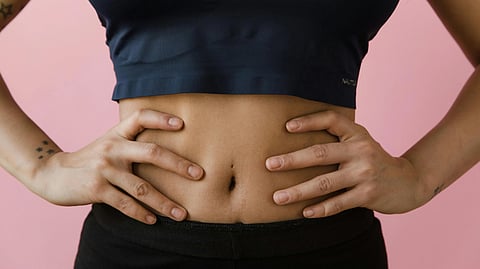 An image of a girl's midriff.