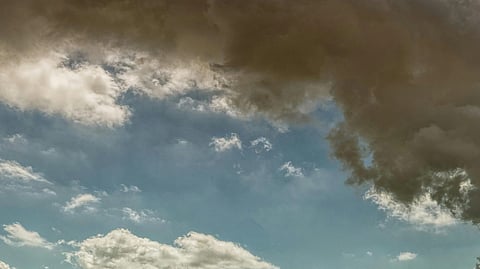 Image of a pollution showing in the sky.