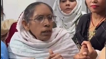 An image of the mother in law scolding.