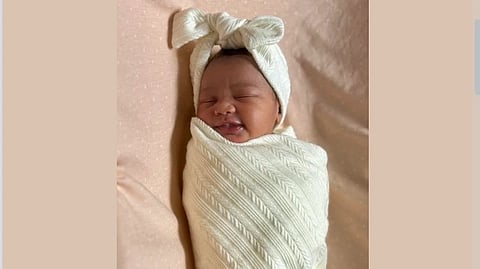 An image of the newborn child.