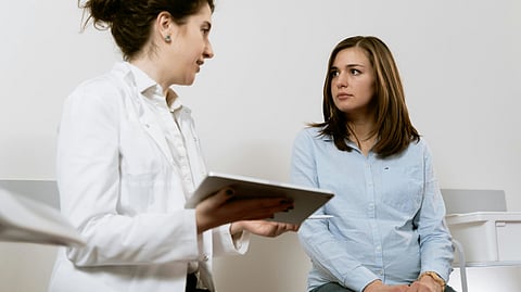 Image of a doctor consulting a patient in a clinical setting.