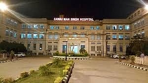 A huge building of Sawai Man Singh (SMS) Hospital. 
