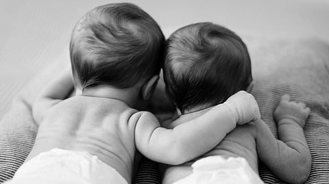 An image of 2 babies.