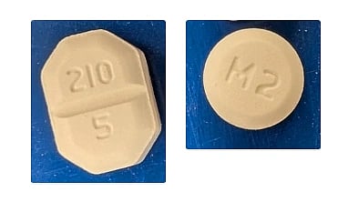 2 kind of tablets with same color but diff composition mentioned on top.