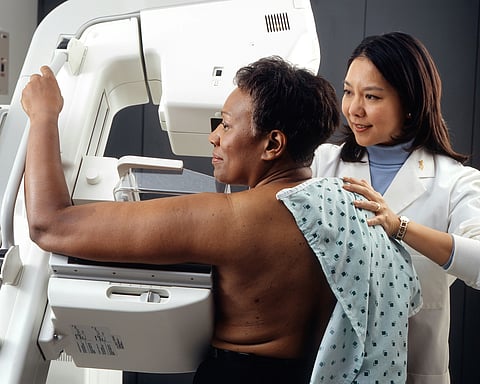  A woman receives a medical examination from a doctor in a hospital, highlighting advancements in breast cancer screening and treatment.