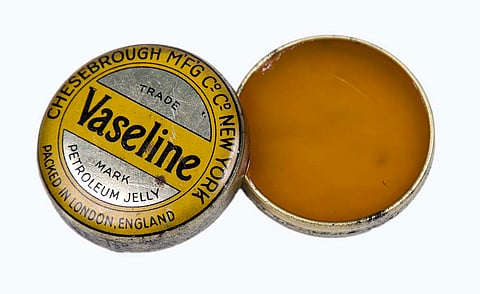 https://upload.wikimedia.org/wikipedia/commons/f/fa/Vaseline_-_TWCMS-G12142_%2816692709641%29.jpg