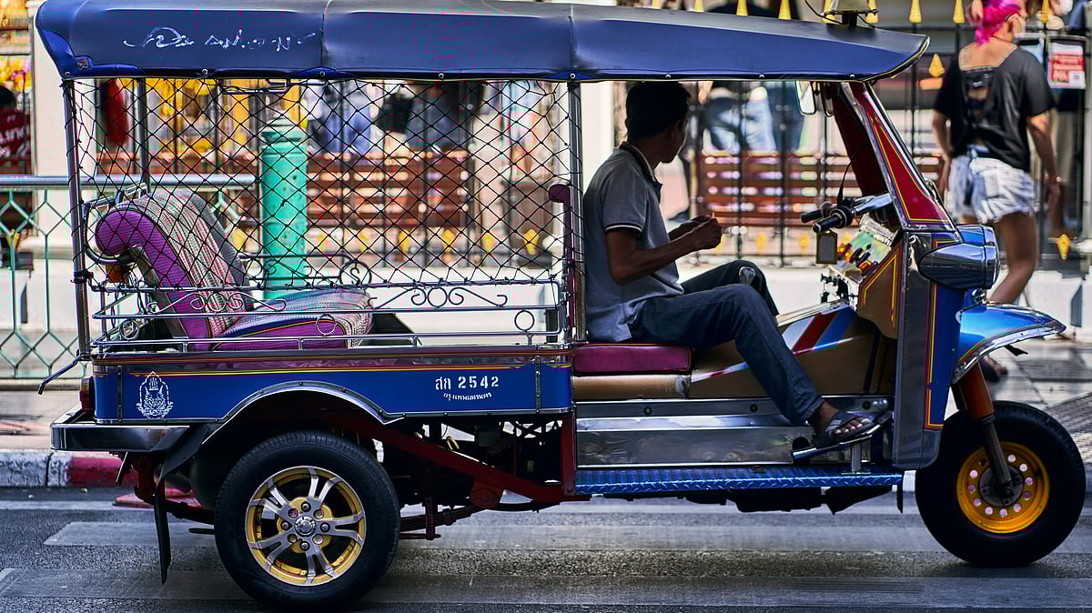 E-rickshaw Driver Caught Injecting Drugs on Delhi Roadside