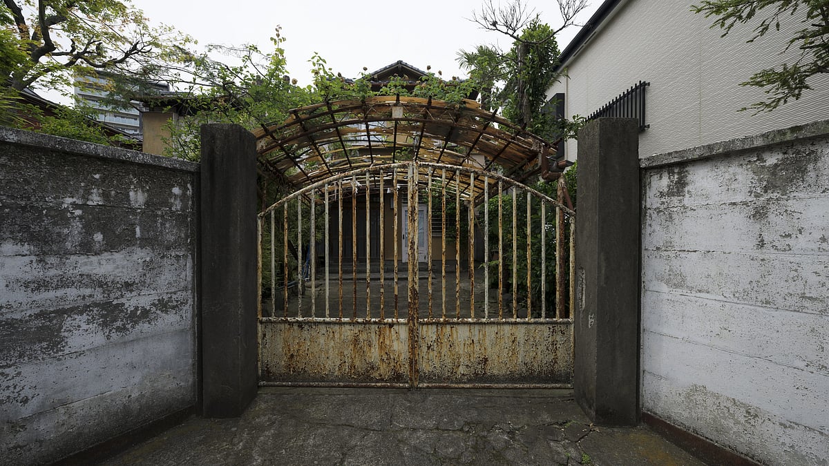 Kolkata Teen Survives Severe Gate Impalement Injury