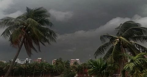 
ঢাকাসহ দেশের ১২টি অঞ্চলের ওপর দিয়ে রাতের মধ্যে ৬০ কিলোমিটার বেগে ঝড়ের পূর্বাভাস দিয়েছে আবহাওয়া অধিদপ্তর। এসব অঞ্চলের নদীবন্দরগুলোকেও সতর্ক সংকেত দেখাতে বলা হয়েছে।
