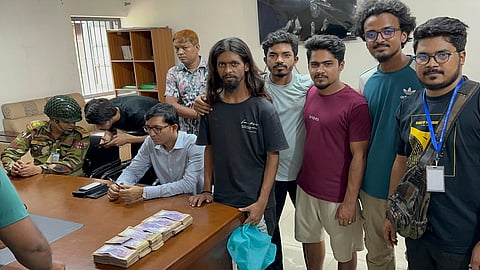 সড়কে কুড়িয়ে পাওয়া ১৮ লাখ টাকা প্রশাসনকে জমা দিলো শিক্ষার্থীরা 