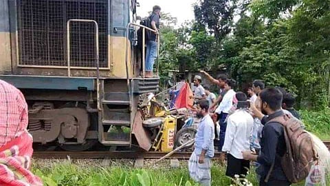 ময়মনসিংহে ট্রেনের ধাক্কায় প্রাণ গেল অটোরিকশা চালকের