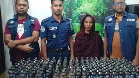 স্বামী পালাতে পারলেও ফেনসিডিলসহ আটক স্ত্রী