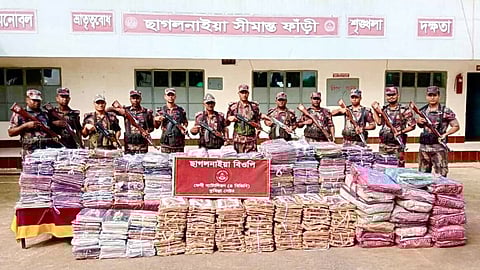 ফেনী সীমান্তে কোটি টাকার ভারতীয় পণ্য আটক
