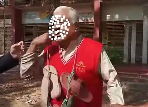 কুমিল্লার বীর মুক্তিযোদ্ধা আবদুল হাই কানুকে জুতার মালা পরিয়ে হেনস্তা। ছবি-সংগৃহিত।