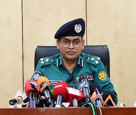 সোমবার দুপুরে ডিএমপির মিডিয়া সেন্টারে আয়োজিত সংবাদ সম্মেলনে গ্রেফতার নিযে বক্তব্য রাখছেন অতিরিক্ত পুলিশ কমিশনার এস এন মো. নজরুল ইসলাম।