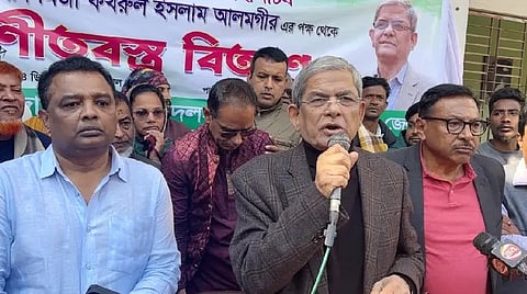 ঠাকুরগাঁও প্রেসক্লাব চত্বরে দুস্থ ও অসহায়দের মধ্যে শীতবস্ত্র বিতরণ করার সময় সাংবাদিকদের  প্রশ্নের জবাব দেন মির্জা ফখরুল ইসলাম আলমগীর।