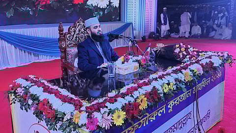 যশোরে ওয়াজ মাহফিলে বক্তব্য রাখছেন মিজানুর রহমান আজহারী