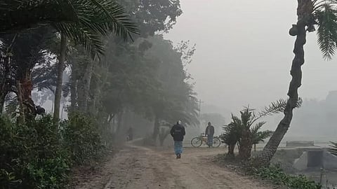 কনকনে শীত আর ঘন কুয়াশায় বিপর্যস্ত মানুষের জীবন