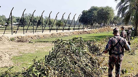 কুমিল্লা সীমান্তে বিএসএফের কাঁটাতারের বেড়া নির্মাণ