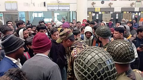 রাজশাহী রেলস্টেশনে ক্ষুব্ধ যাত্রীদের ভাঙচুর