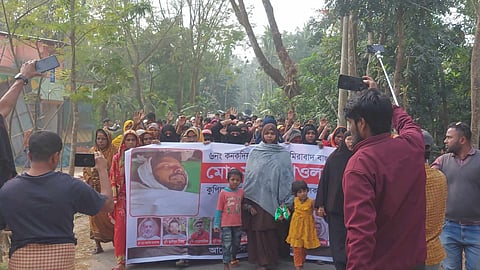 মিছিলের সামনে নিহত অটোচালক সুজনের স্ত্রী ও দুই শিশুসন্তান।&nbsp;