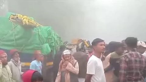 ঘন কুয়াশায় চার গা‌ড়ির সংঘর্ষে নিহত ১