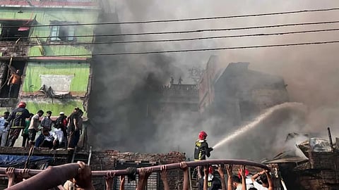 ইসলামবাগে ভবনে আগুন, নিয়ন্ত্রণে ফায়ার সার্ভিসের ৮ ইউনিট