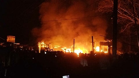 ভয়াবহ অগ্নিকাণ্ডে পুড়ে ছাই ১২টি দোকান 