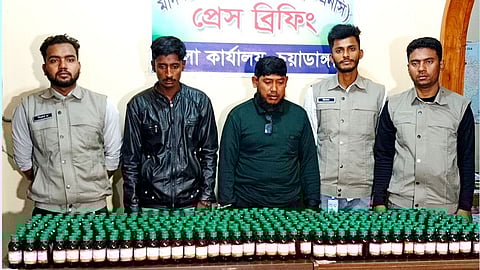 ৪২৮ অবৈধ অ্যালকোহল বোতলসহ আটক ২