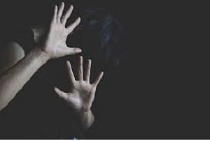 শহীদদের শ্রদ্ধা জানানোর উদ্দেশ্যে ফুল কুড়াতে যাওয়া শিশুকে ধর্ষণ