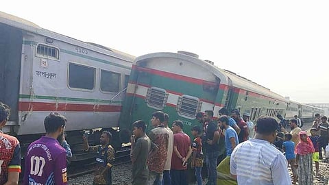 ২ ট্রেনের মুখোমুখি সংঘর্ষ