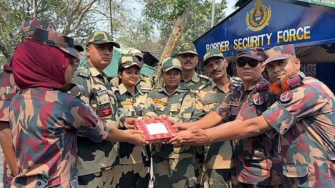 স্বাধীনতা দিবসে বিএসএফকে মিষ্টি উপহার বিজিবির