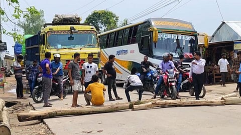 ট্রেন চালুর দাবিতে লালমনিরহাটে সড়ক অবরোধ, ৩৫ কিমি যানজট