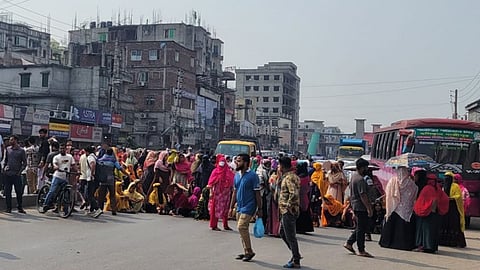 টঙ্গীতে বকেয়া বেতনের দাবিতে মহাসড়ক অবরোধ