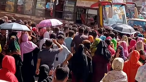 বকেয়া বেতনের দাবিতে শ্রমিকদের সড়ক অবরোধ