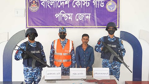 কোস্টগার্ডের অভিযানে অস্ত্রসহ জলদস্যু আটক