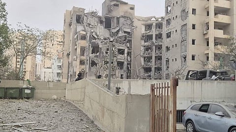 ইরানের মুহুর্মুহু ক্ষেপণাস্ত্র হামলায় কাঁপছে ইসরাইল