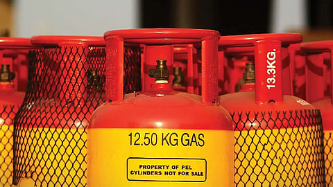 সারাদেশে সিলিন্ডার গ্যাস বিক্রি বন্ধের ঘোষণা
